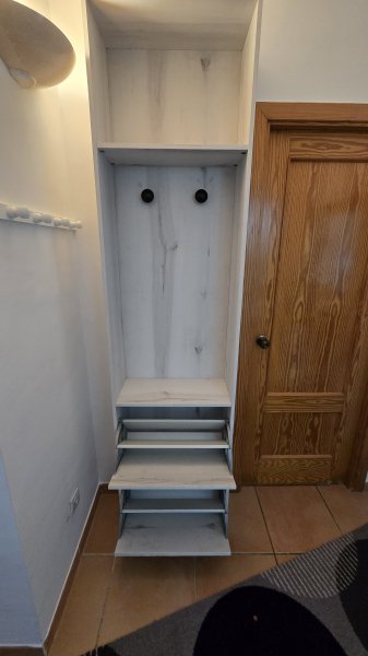 Schmale Flurgarderobe / Schuhschrank in Holzoptik (2,25m x 0,58m)
