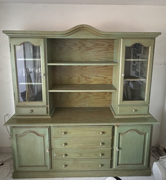 Schön erhaltene Landhaus-Buffetschrank / Anrichte in Salbeigrün (Massivholz-Optik)