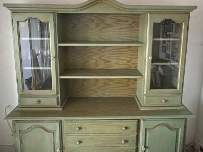 Schön erhaltene Landhaus-Buffetschrank / Anrichte in Salbeigrün (Massivholz-Optik)