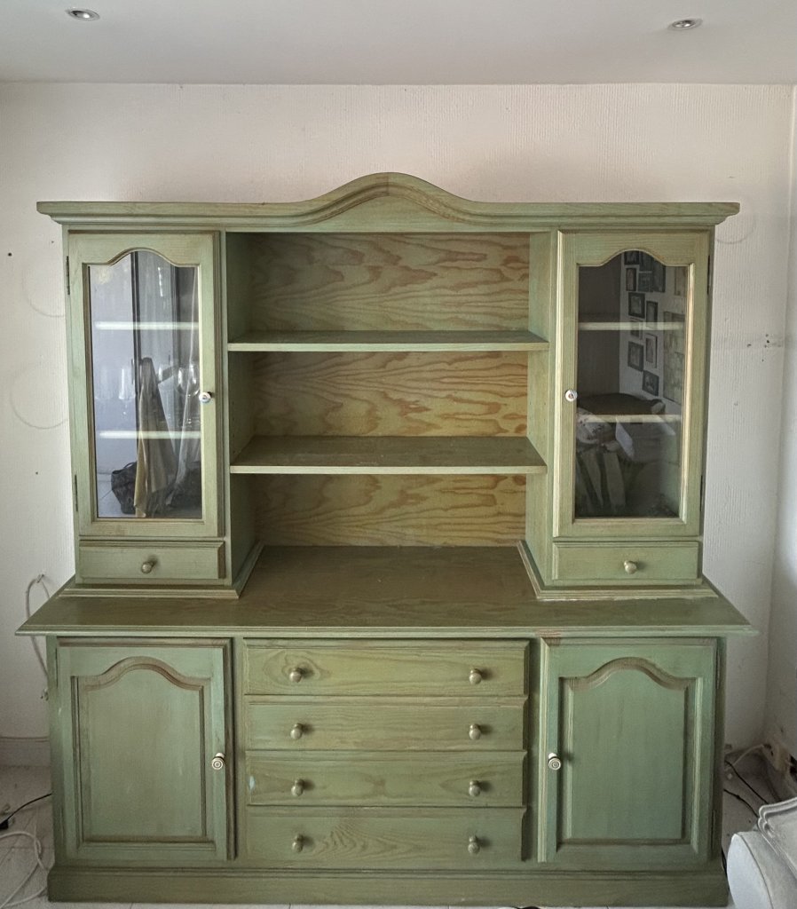 Schön erhaltene Landhaus-Buffetschrank / Anrichte in Salbeigrün (Massivholz-Optik)