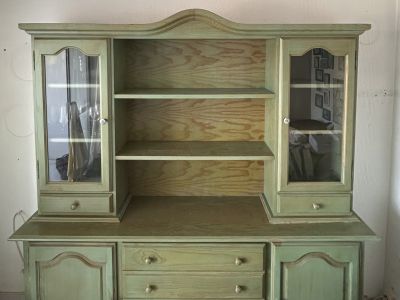 Schön erhaltene Landhaus-Buffetschrank / Anrichte in Salbeigrün (Massivholz-Optik)