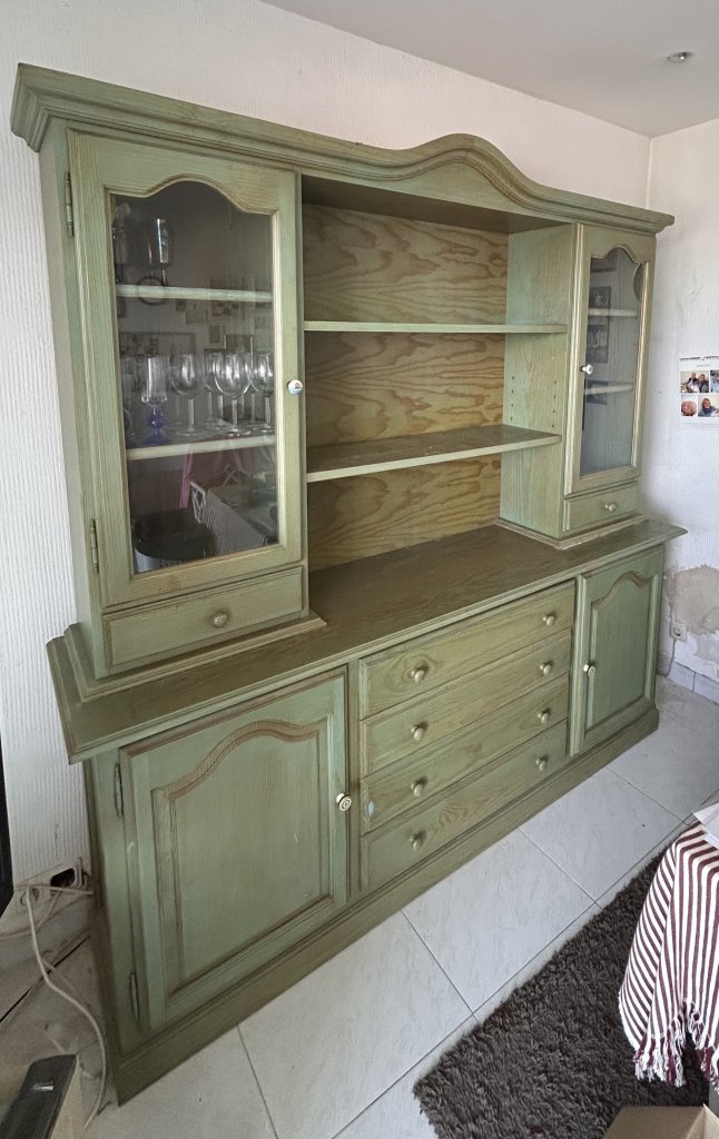 Schön erhaltene Landhaus-Buffetschrank / Anrichte in Salbeigrün (Massivholz-Optik)