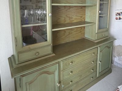 Schön erhaltene Landhaus-Buffetschrank / Anrichte in Salbeigrün (Massivholz-Optik)
