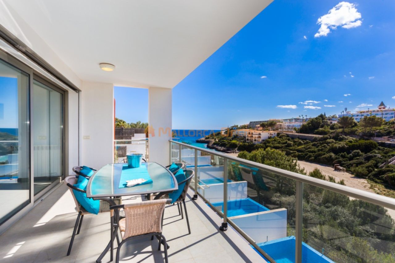 Schöne Doppelhaushälfte zu vermieten in Cala Mandia.