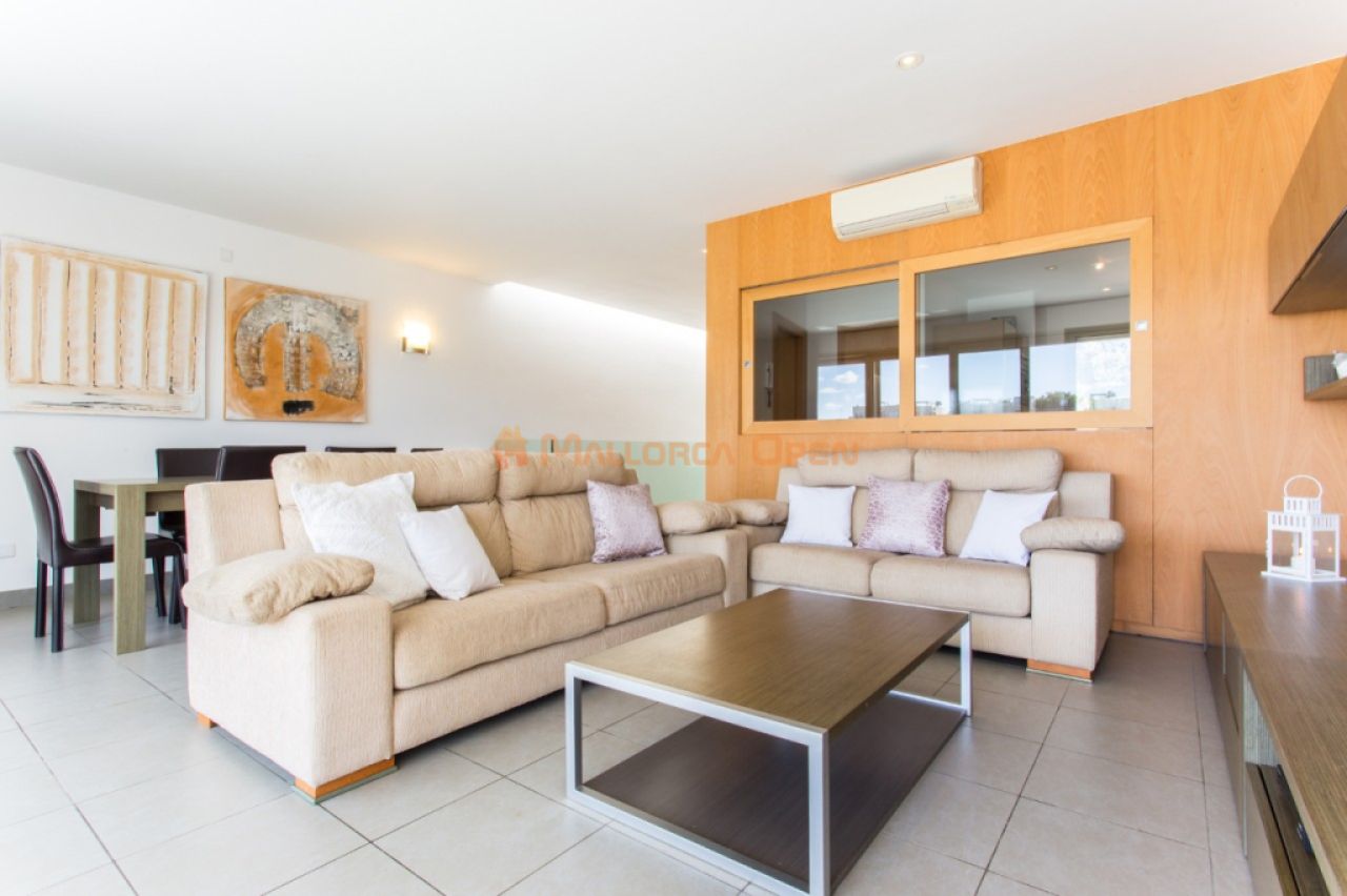 Beautiful semi-detached house for rent in Cala Mandia.