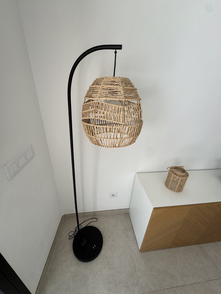 Schöne Neuwertige Stehlampe mit geflochtenem Schirm