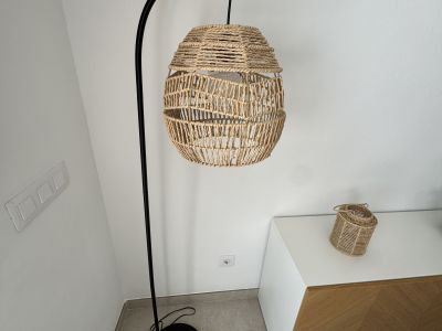Schöne Neuwertige Stehlampe mit geflochtenem Schirm