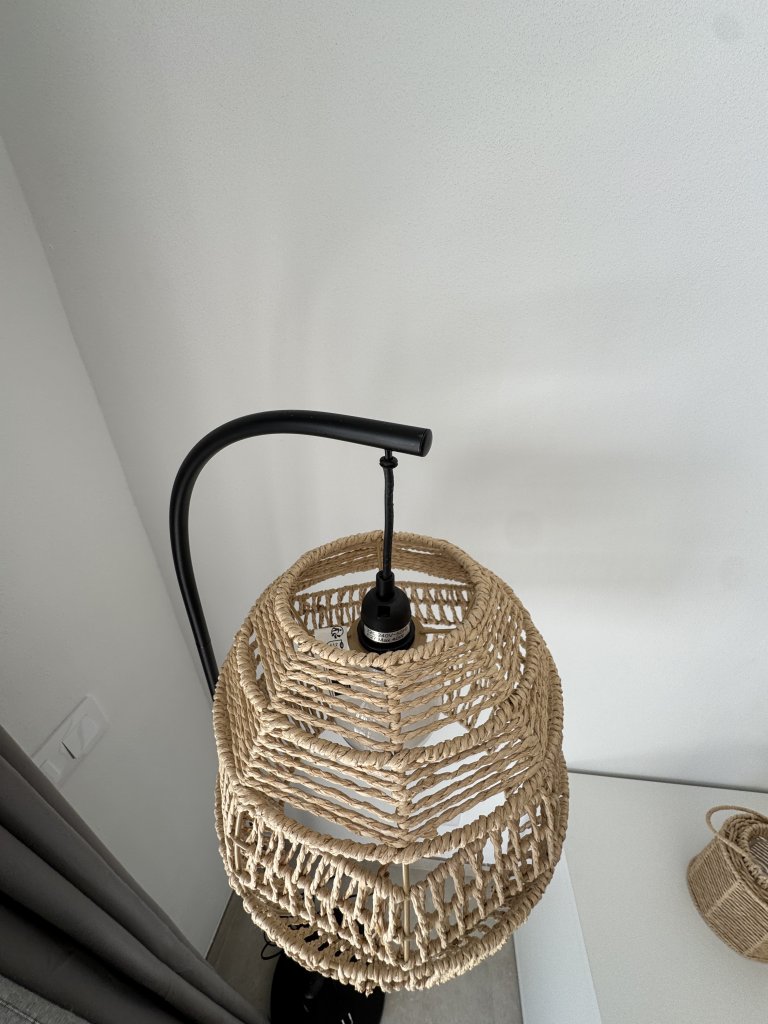 Schöne Neuwertige Stehlampe mit geflochtenem Schirm