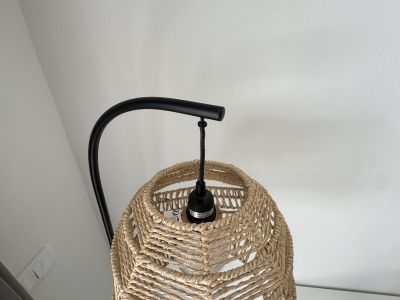 Schöne Neuwertige Stehlampe mit geflochtenem Schirm