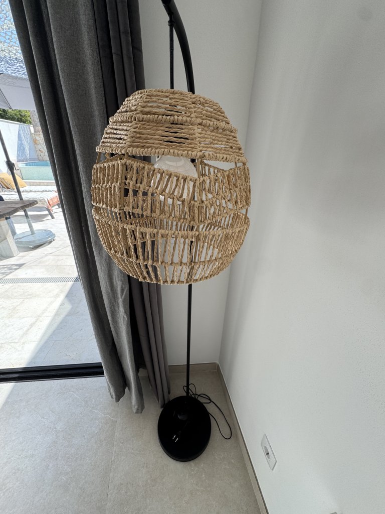 Schöne Neuwertige Stehlampe mit geflochtenem Schirm