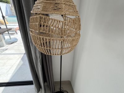 Schöne Neuwertige Stehlampe mit geflochtenem Schirm