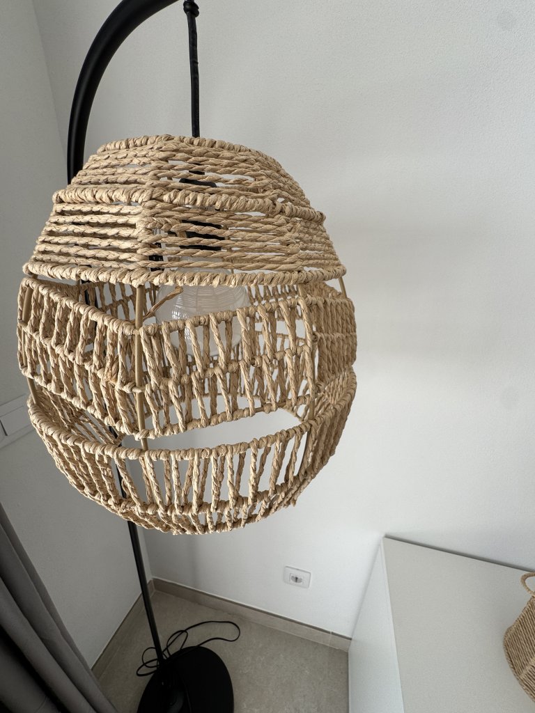 Schöne Neuwertige Stehlampe mit geflochtenem Schirm
