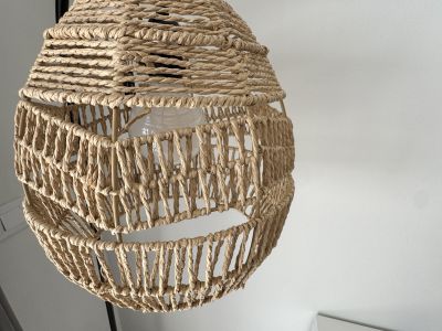 Schöne Neuwertige Stehlampe mit geflochtenem Schirm