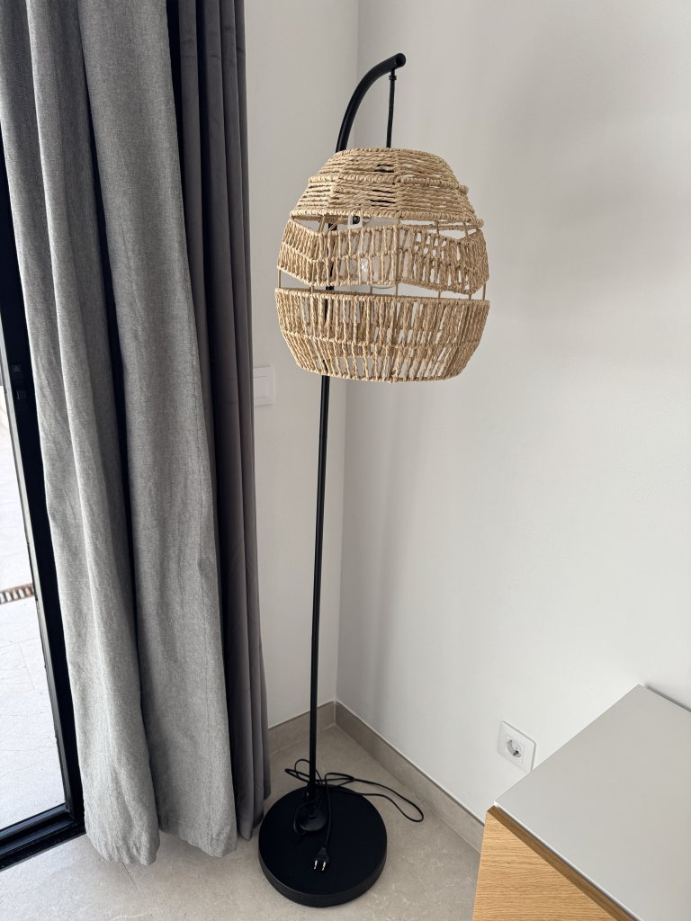 Schöne Neuwertige Stehlampe mit geflochtenem Schirm