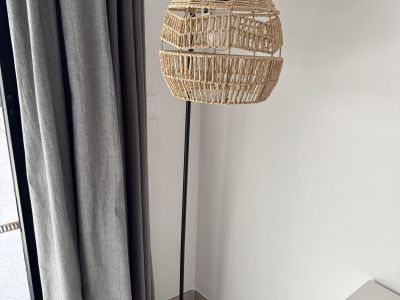 Schöne Neuwertige Stehlampe mit geflochtenem Schirm