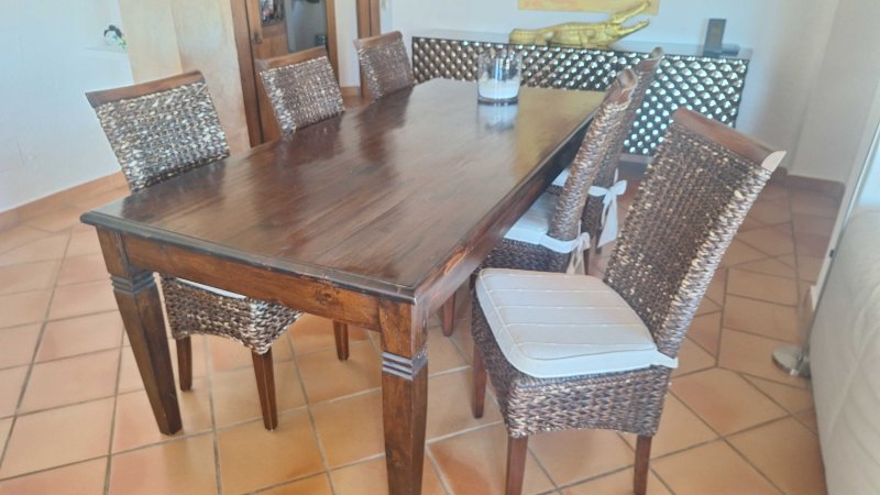 Bonita mesa grande de madera con 6 sillas