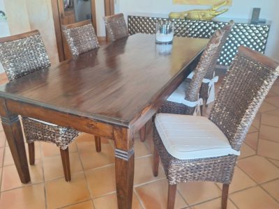 Bonita mesa grande de madera con 6 sillas
