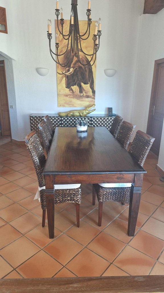Bonita mesa grande de madera con 6 sillas