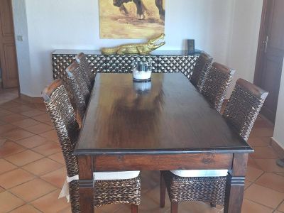 Bonita mesa grande de madera con 6 sillas