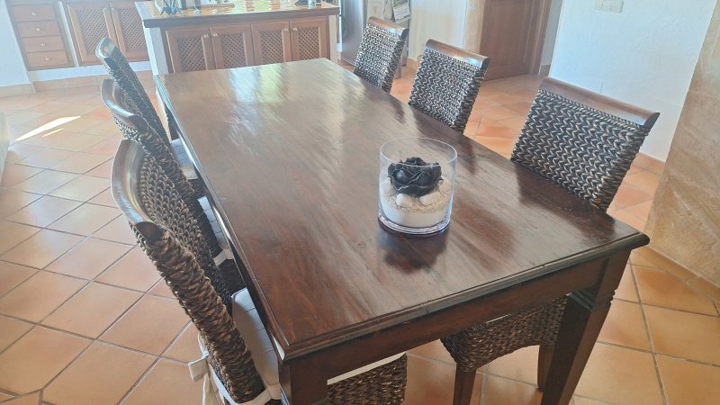Bonita mesa grande de madera con 6 sillas