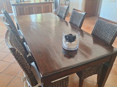 Bonita mesa grande de madera con 6 sillas