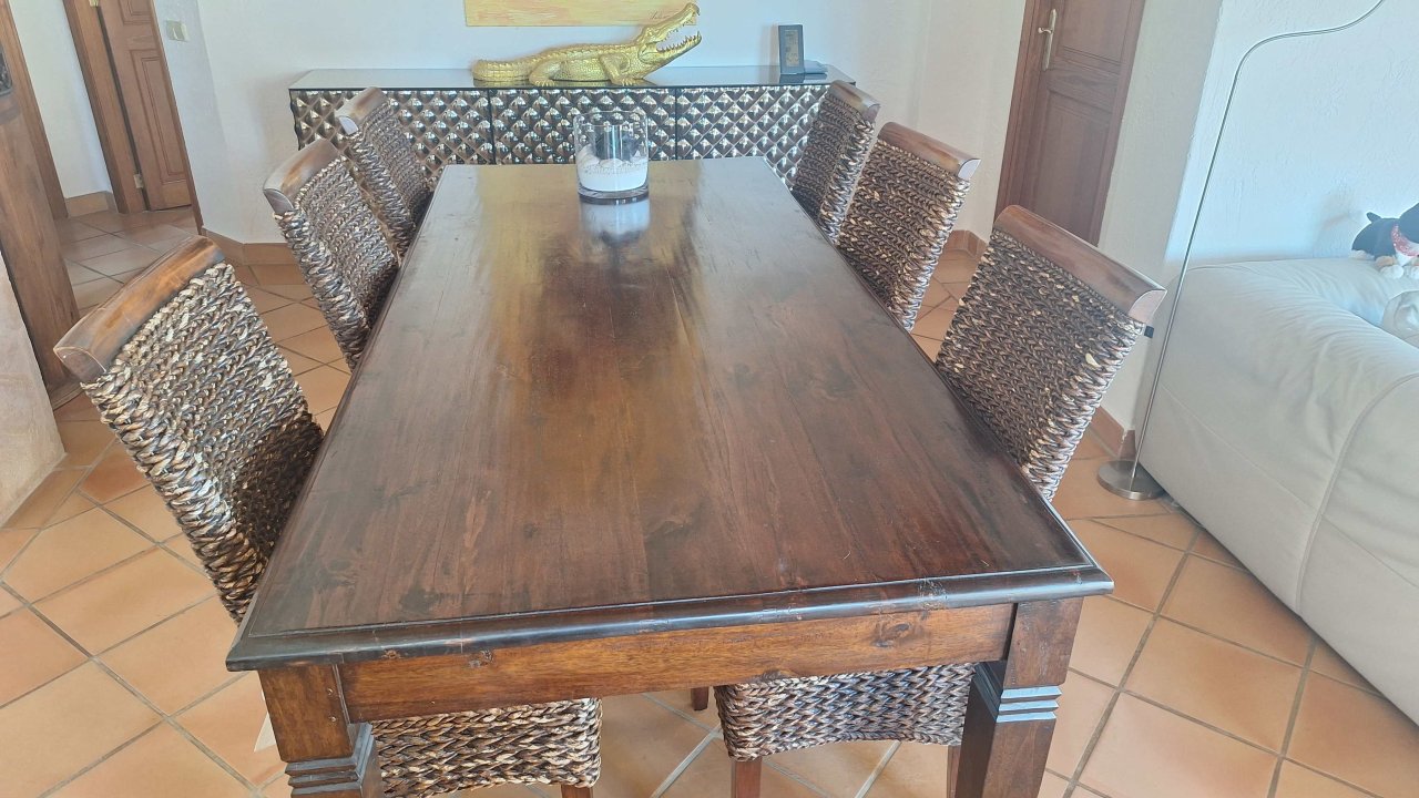 Bonita mesa grande de madera con 6 sillas