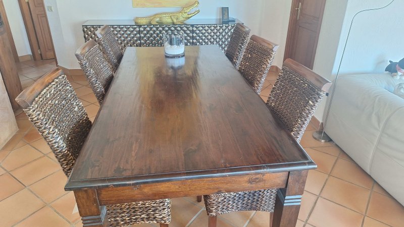 Bonita mesa grande de madera con 6 sillas