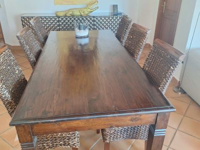 Bonita mesa grande de madera con 6 sillas