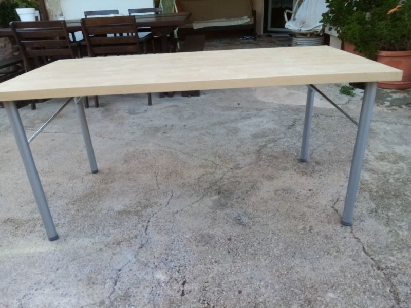 Schöner hellbrauner Esstisch günstig abzugeben