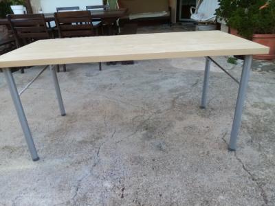 Schöner hellbrauner Esstisch günstig abzugeben