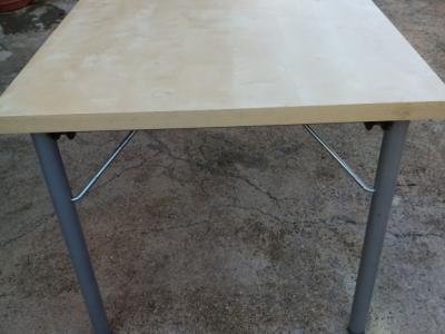 Schöner hellbrauner Esstisch günstig abzugeben