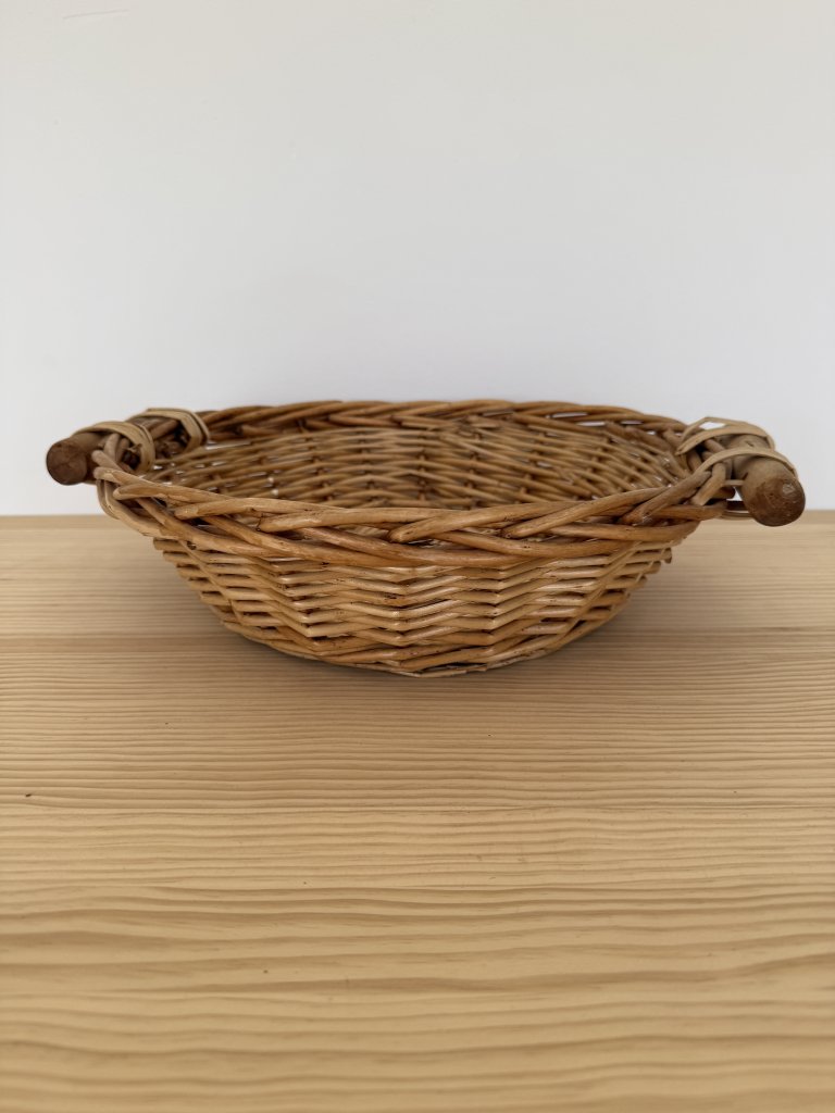 Schöner Rattankorb mit Griffen