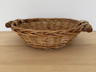 Schöner Rattankorb mit Griffen
