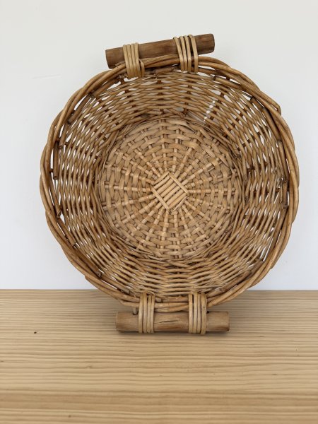 Schöner Rattankorb mit Griffen