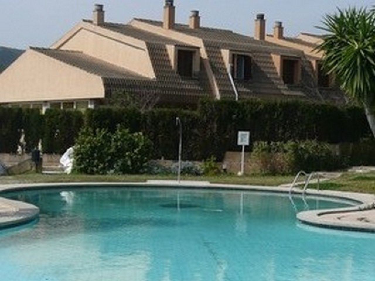 Schönes großes möbl. Zimmer frei in wunderschöner Luxus-Haus-WG mit Garten und Pool in Palma