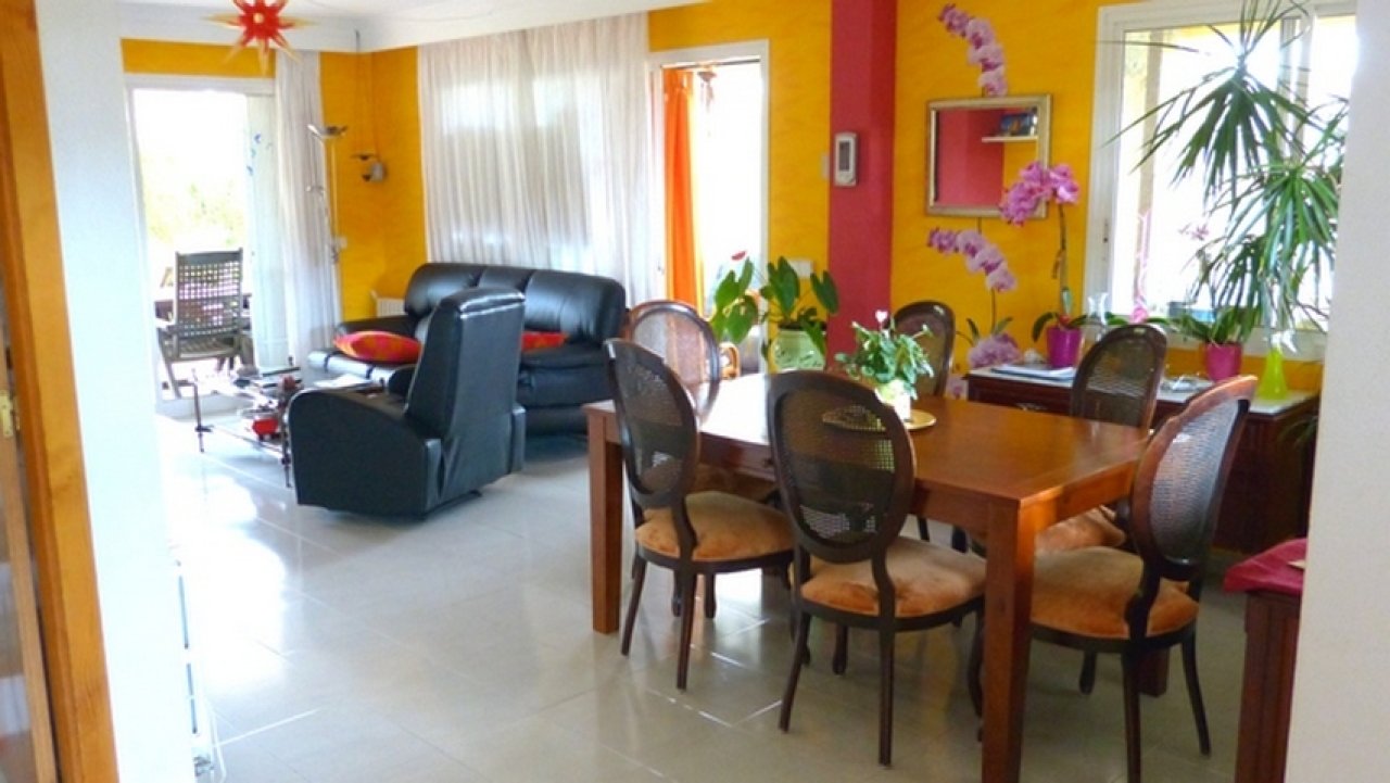 Schönes großes möbl. Zimmer frei in wunderschöner Luxus-Haus-WG mit Garten und Pool in Palma