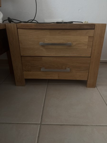 Bonita cama de madera de JYSK con dos mesitas de noche a juego