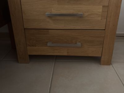 Bonita cama de madera de JYSK con dos mesitas de noche a juego