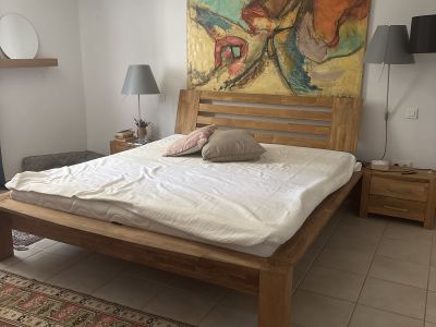 Bonita cama de madera de JYSK con dos mesitas de noche a juego