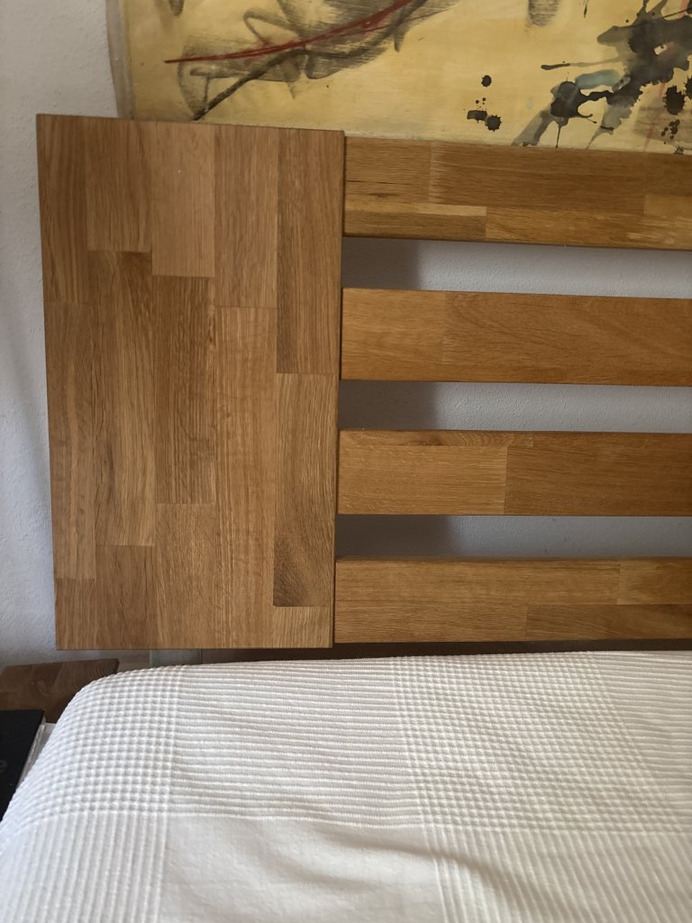 Bonita cama de madera de JYSK con dos mesitas de noche a juego
