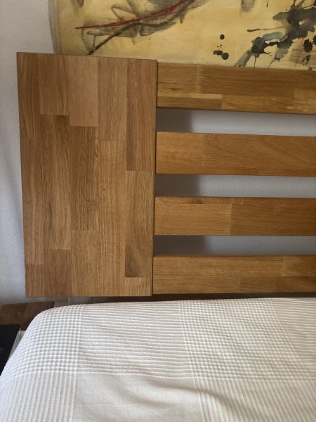 Bonita cama de madera de JYSK con dos mesitas de noche a juego