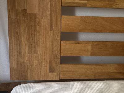 Bonita cama de madera de JYSK con dos mesitas de noche a juego