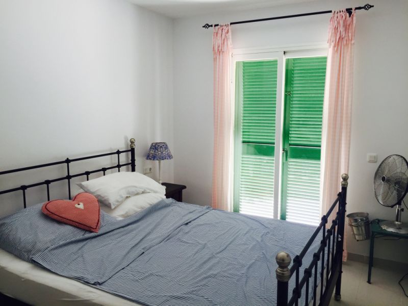 Schönes Metallbett 1,60 × 2 m, inklusive Lattenrost, Matratze und Topper!