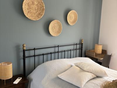 Schönes Metallbett 1,60 × 2 m, inklusive Lattenrost, Matratze und Topper!