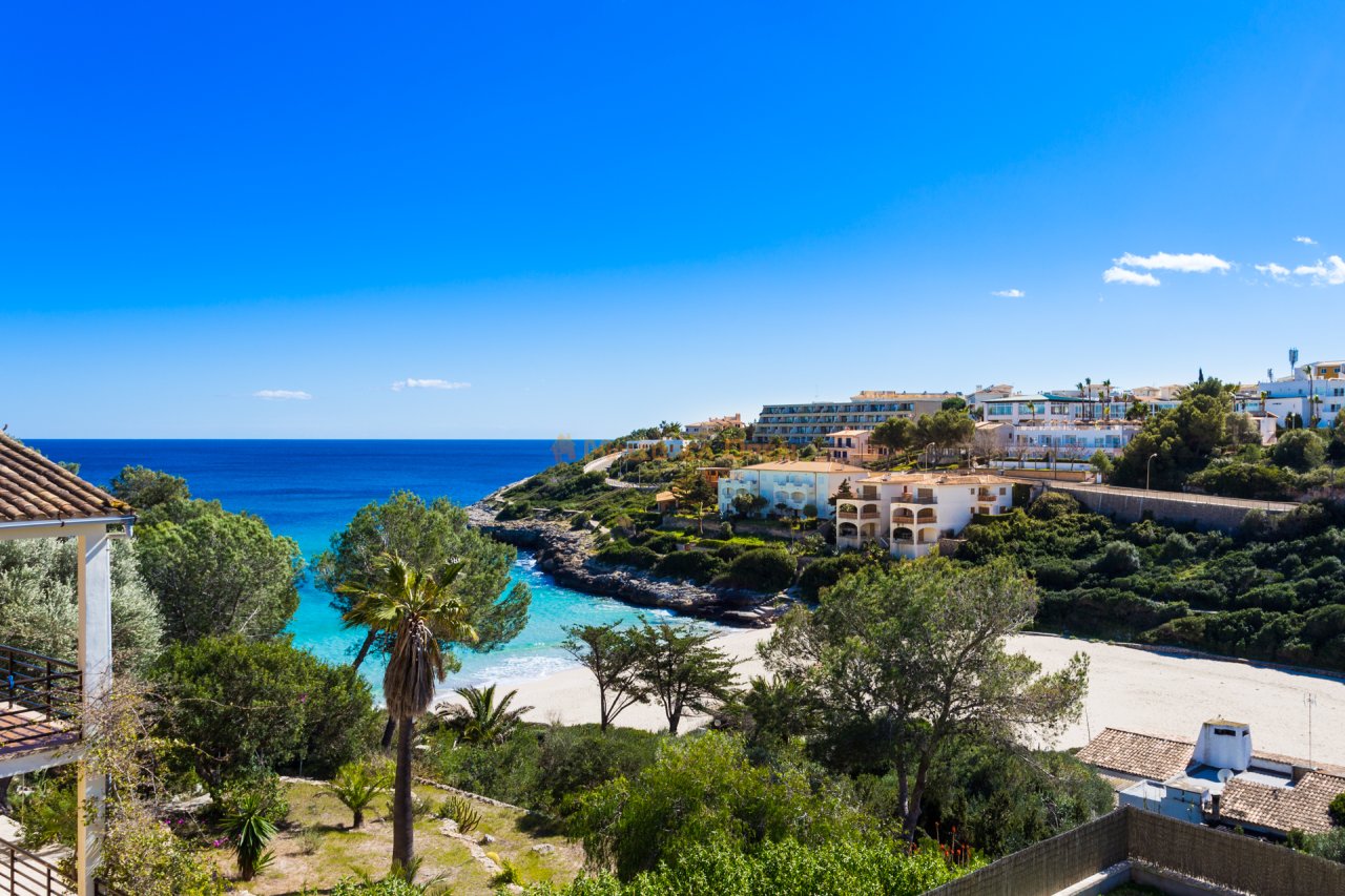 Schönes Reihenhaus in Cala Mandia zu vermieten.