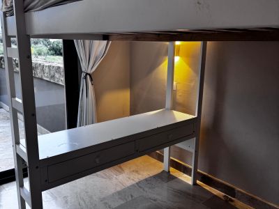 schönes, stabiles Hochbett in weiß, 140 x 200 cm zu verkaufen