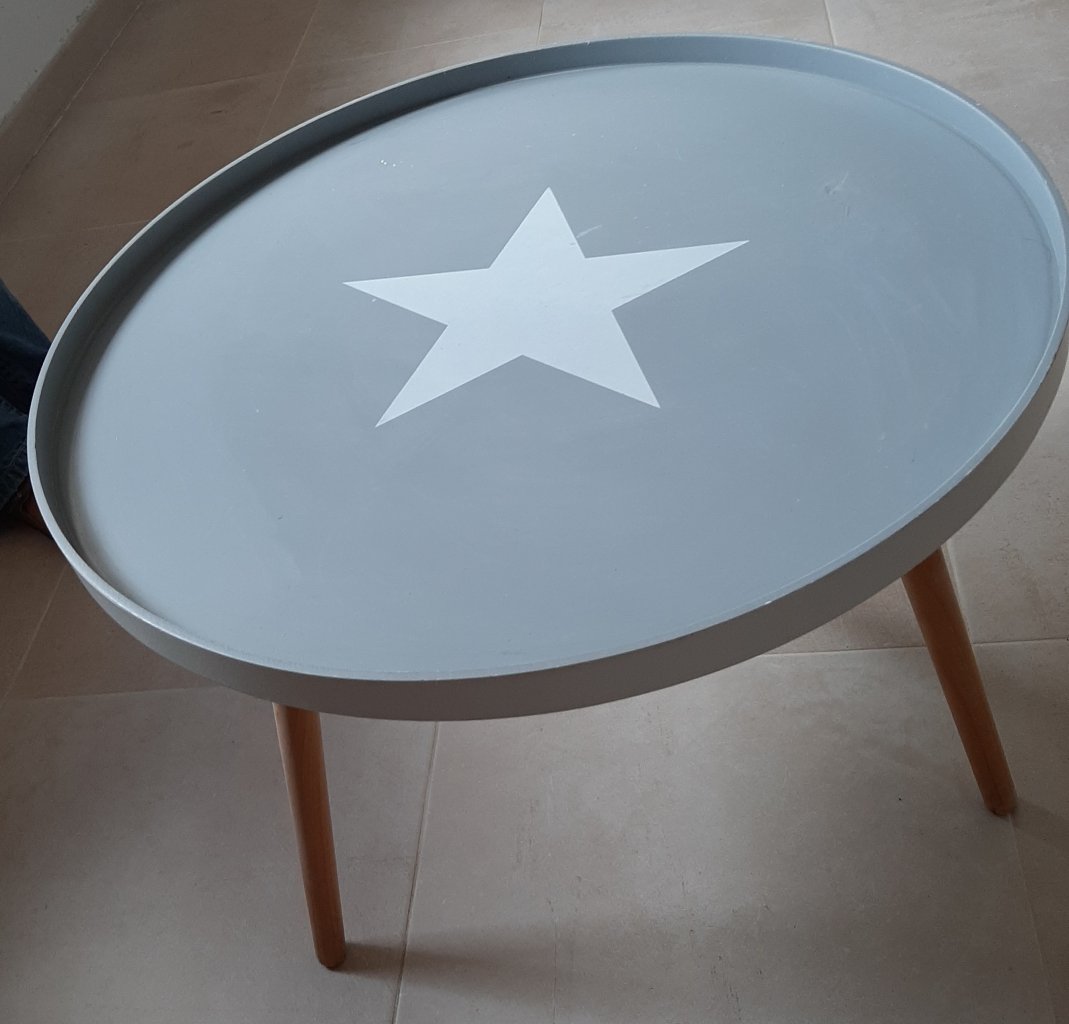 Schönes Tischchen / Beistelltisch mit Stern  Durchmesser 62 cm