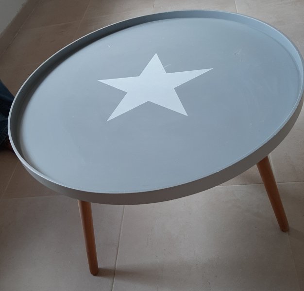 Schönes Tischchen / Beistelltisch mit Stern  Durchmesser 62 cm