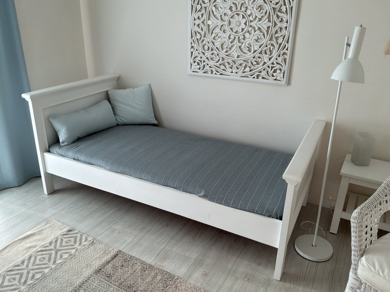 Schönes weißes neuwertiges Massivholzbett 90x 200cm zu verkaufen