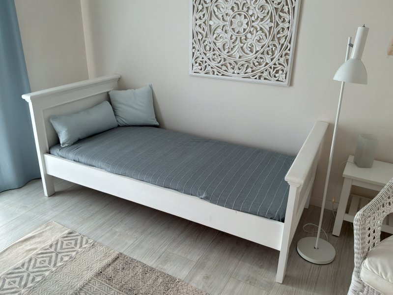Schönes weißes neuwertiges Massivholzbett 90x 200cm zu verkaufen